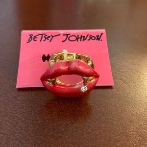 Betsy Johnson vampire lips gold ring